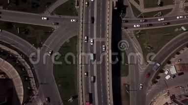 无人机`视野-4K空中俯视<strong>城市</strong>交通堵塞在<strong>一座</strong>汽车桥上。